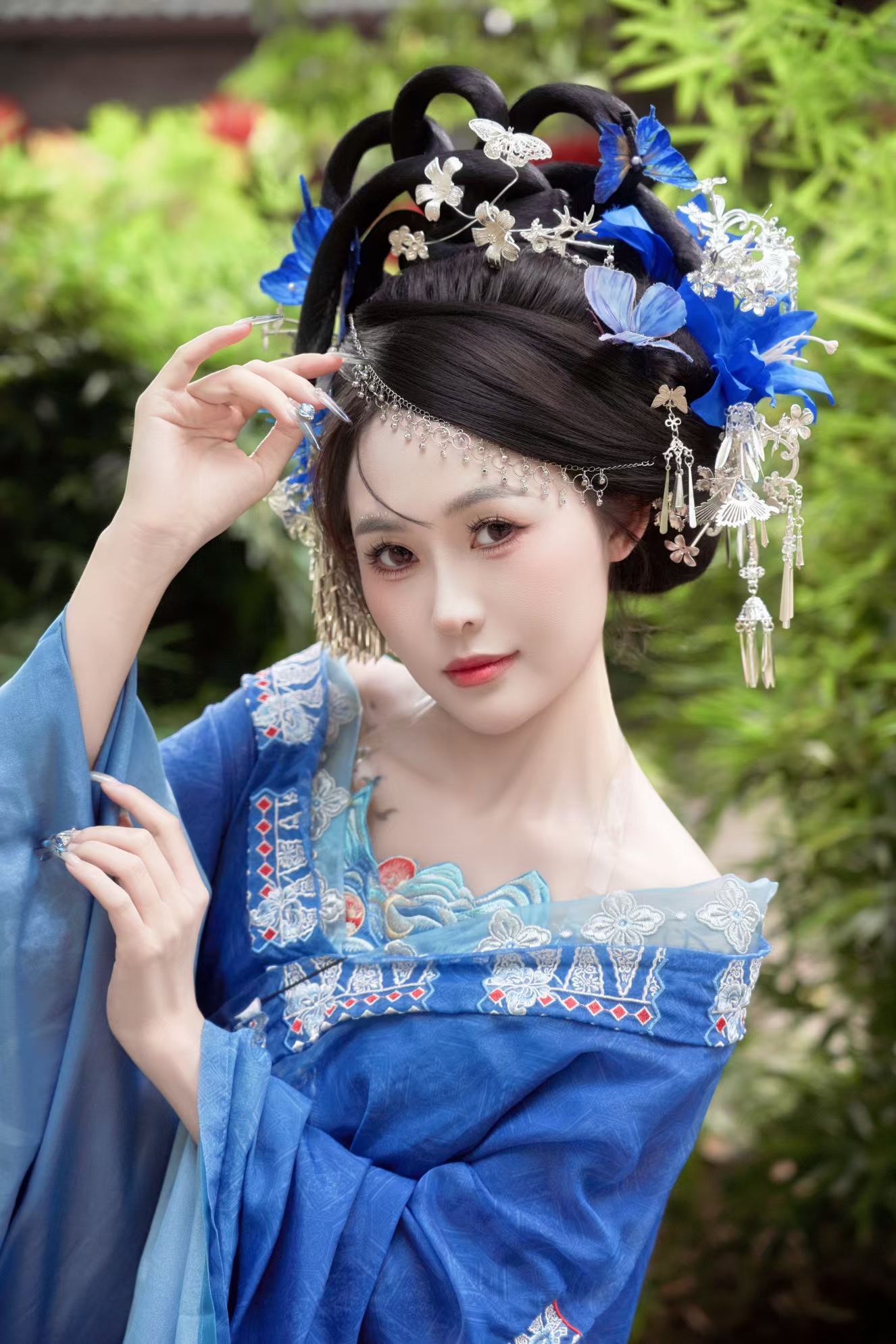 蓝色反绾髻 客片 1
